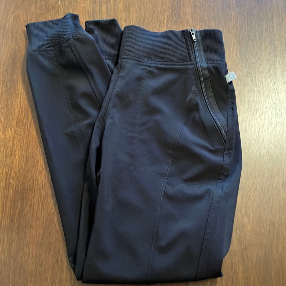 Women’s Cherokee Infinity jogger style scrub pants, size XS Tall